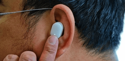 Пример размещения Xiaomi Bluetooth AirDots в ушной раковине